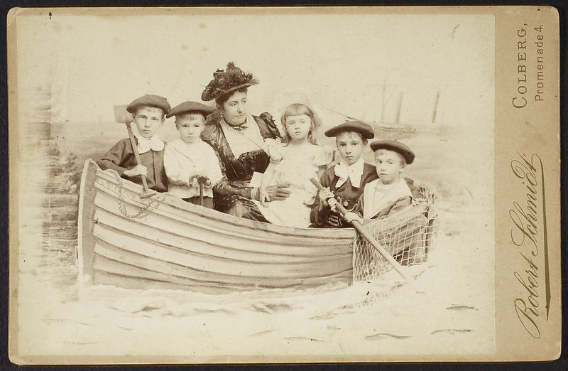 Robert Schmidt, „Dzieci z Babcią w łódce – fotografia atelierowa”, 1893, odbitka z negatywu szklanego (źródło: materiały prasowe MNW)