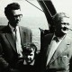 Autor książki, Krzysztof Jan Drozdowski, między ojcem a Władysławem Broniewskim na pokładzie ORP Gryf u brzegu Westerplatte, 1960 r. (źródło: materiały prasowe wydawcy)