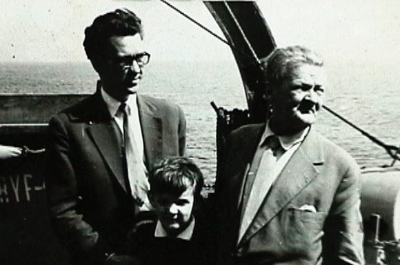 Autor książki, Krzysztof Jan Drozdowski, między ojcem a Władysławem Broniewskim na pokładzie ORP Gryf u brzegu Westerplatte, 1960 r. (źródło: materiały prasowe wydawcy)