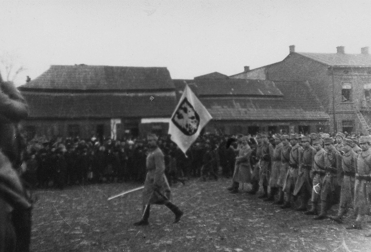 Marsz piechoty pod legionowym sztandarem, ze zbiorów MHF w Krakowie (źródło: materiały prasowe)