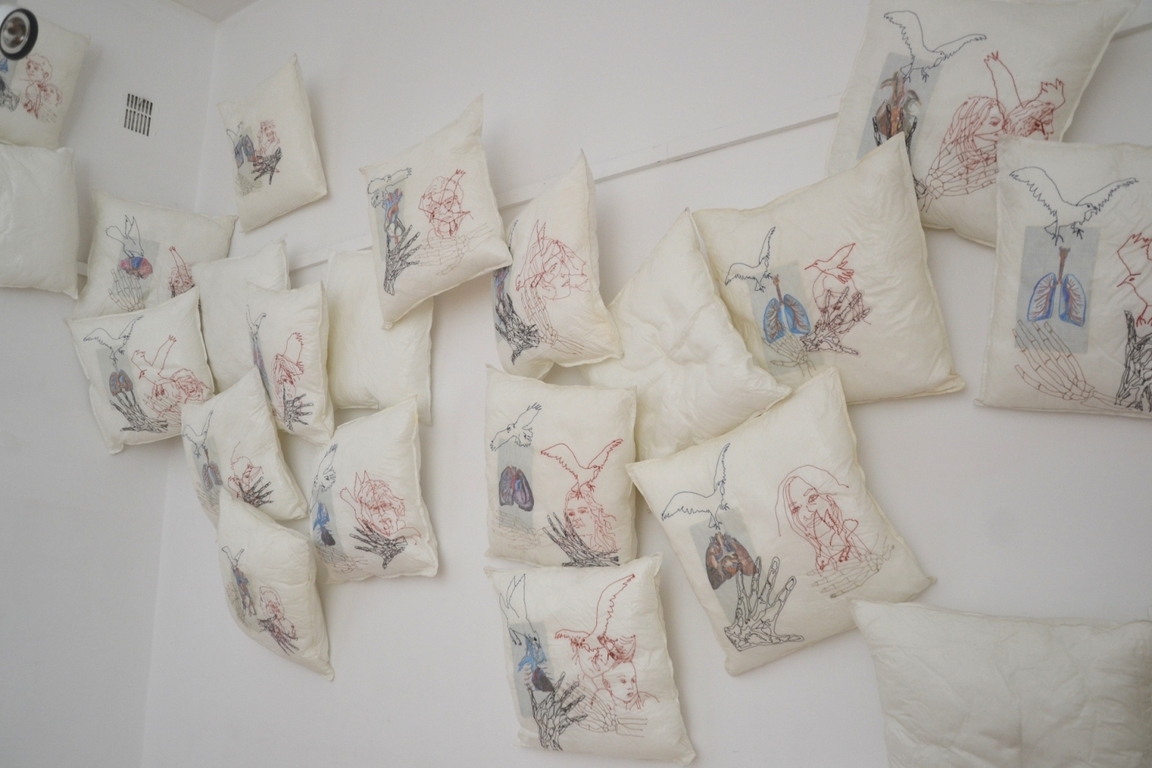 Sylvie Kaptur-Gintz „Dla poduszki tylko łzy”, instalacja, łódzka część wystawy (źródło: materiały prasowe)