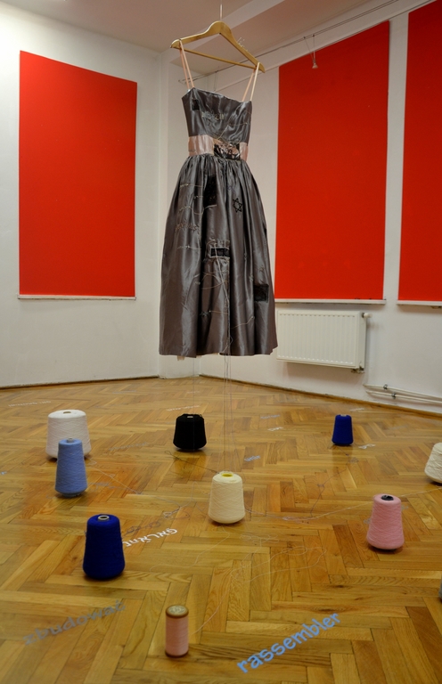 Sylvie Kaptur-Gintz „Szwaczka”, instalacja, brzezińska część wystawy (źródło: materiały prasowe)