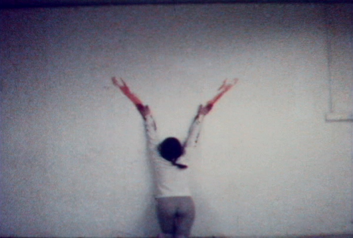 Ana Mendieta, „Body Tracks (Blood Sign #2) ”, 1974, wideo © The Estate of Ana Mendieta Collection, dzięki uprzejmości Galerie Lelong, Nowy Jork i Paryż i Alison Jacques Gallery, Londyn (źródło: materiały prasowe organizatora)
