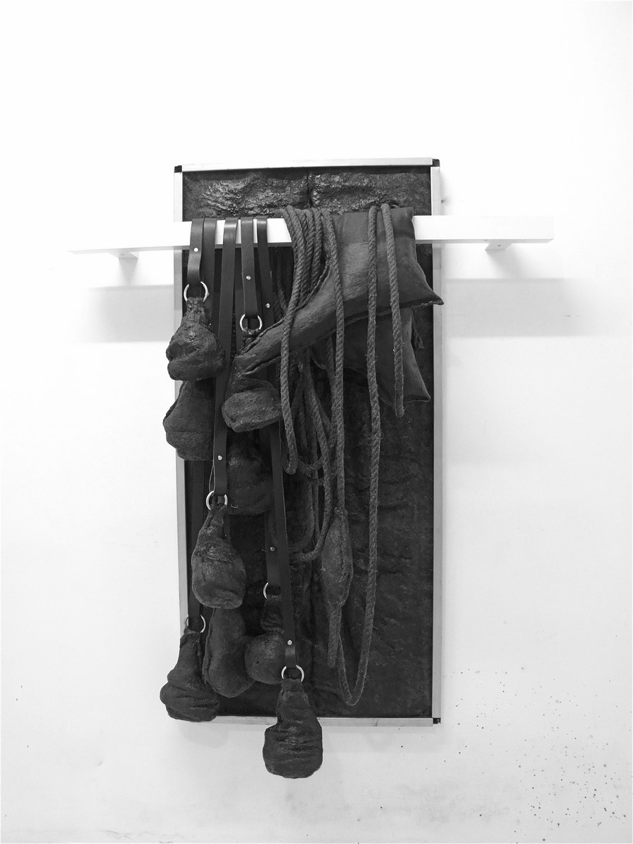 Angelika Markul, Bez tytułu, 2014, wosk, filc, skóra, drewno, stal ok. 100 x 100 cm (źródło: materiały prasowe organizatora)