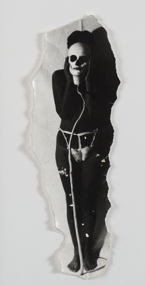 Birgit Jürgenssen, „Bez tytułu” (z serii „Death Dance with Maiden”), 1979-80, fotografia © Estate Birgit Jürgenssen, dzięki uprzejmości Alison Jacques Gallery, Londyn i Galerie Hubert Winter, Wiedeń, fot. Michael Brzezinski (źródło: materiały prasowe organizatora)