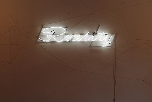 Erwina Ziomkowska, „Reality”, instalacja, 20x140x3 cm, 2012 (źródło: materiały prasowe organizatora)