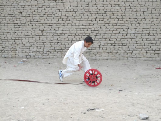 Francis Alÿs, „Reel-Unreel”, dokumentacja wideo akcji, kadr z filmu, 2011. We współpracy z Julienem Devaux i Ajmalem Maiwandim (źródło: materiały prasowe organizatora)