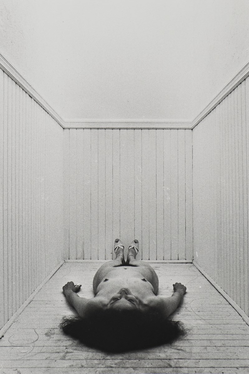 Hannah Wilke, „Tak mi dopomóż Hannah”, 1978, fotografia ©Donald and Helen Goddard, dzięki uprzejmości Alison Jacques Gallery, Londyn i Hannah Wilke Collection & Archive, Los Angeles, fot. Michael Brzezinski (źródło: materiały prasowe organizatora)