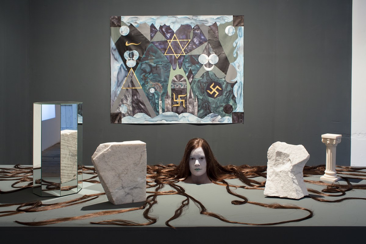 Hošková, „Analog Witch I”, instalacja, performance, akryl i akwarela na płótnie, 190 x 150 cm, 2014 (źródło: materiały prasowe organizatora)