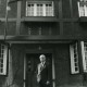 Jerzy Giedroyc przed domem Maisons-Laffitte, fot. Bolesław Edelhajt, 1986 (źródło: materiały portalu Kultura Paryska)