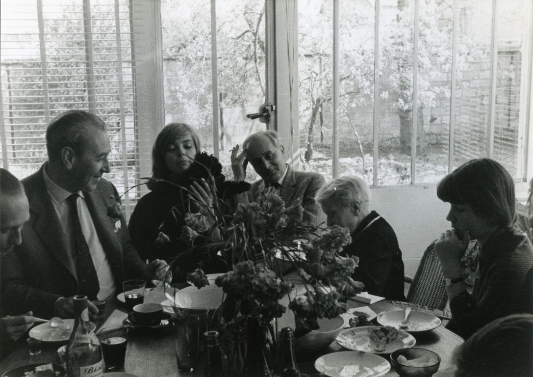 Juliusz Żuławski, Zygmunt Hertz, Barbara Kwiatkowska, Jerzy Giedroyc, Maria Dąbrowska, Tula Kowalska, Anna Kowalska, Wielkanoc 1960, fot. Henryk Giedroyc (źródło: materiały portalu Kultura Paryska)