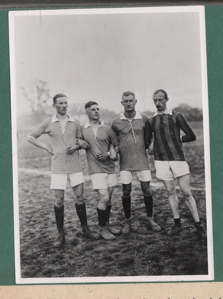 Lekkoatleci toruńskiego „Sokoła” po zwycięskiej sztafecie 4x100 m, drugi z lewej znakomity sportowiec, hokeista, olimpijczyk Józef Stogowski, 1920, wł. Muzeum Okręgowe w Toruniu (źródło: materiały prasowe)