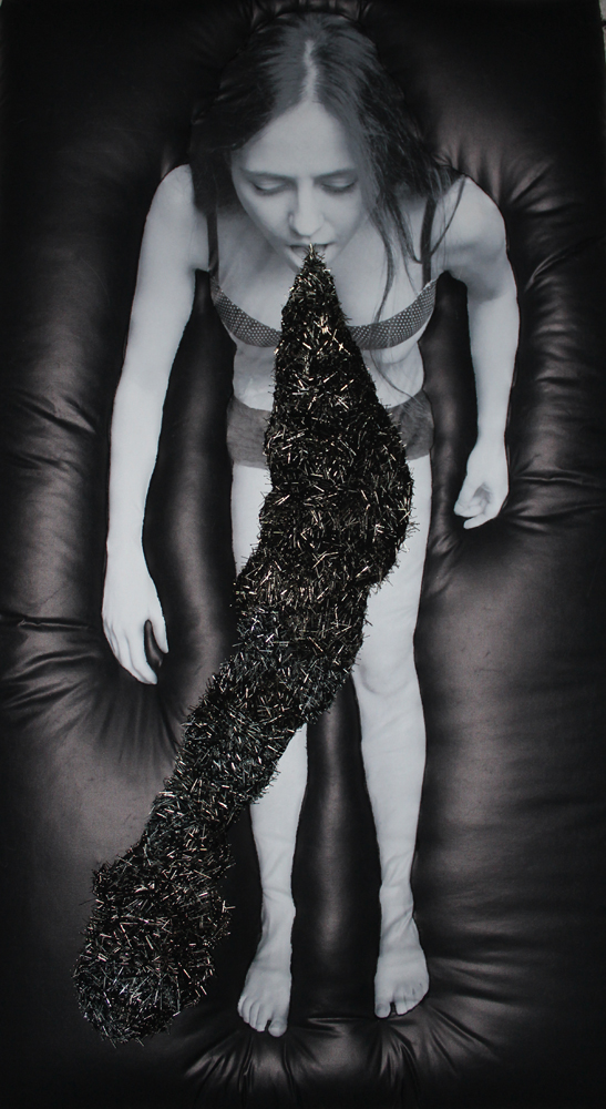 Martyna Jakubowska, „Motylki”, płótno, fotografia, szpilki, łańcuch, sztuczna skóra, 200x100 cm, 2012 (źródło: materiały prasowe organizatora)