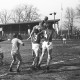Mecz piłki nożnej na nieistniejącym już boisku przy ul. gen. J. Bema, 1965, fot. Andrzej Kamiński (źródło: materiały prasowe)