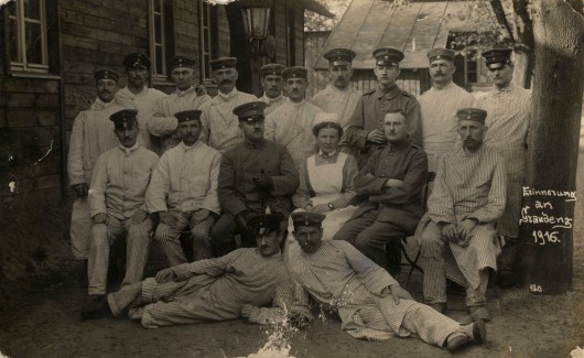Paweł Piernikarczyk (stoi pierwszy z prawej) w otoczeniu innych rannych żołnierzy. Zdjęcie wykonano w Grudziądzu w 1916 roku (źródło: materiały prasowe)
