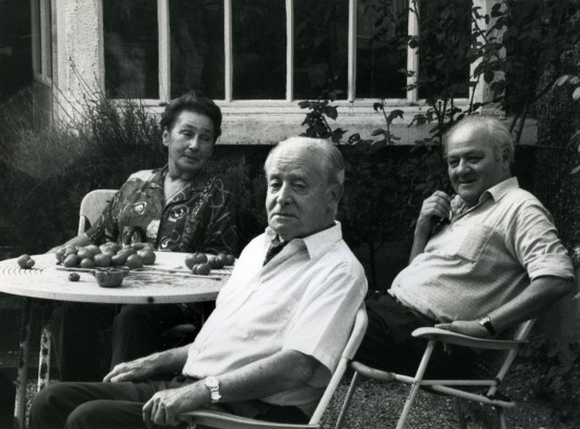 Zofia Hertz, Jerzy Giedroyc, Gustaw Herling-Grudziński w ogrodzie Maisons-Laffitte, 1987 (źródło: materiały portalu Kultura Paryska)
