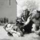 Zofia Hertz, Jerzy Giedroyc, Marek Hłasko z psem Blackiem i kotem Minusem w ogrodzie Maisons-Laffitte (źródło: materiały portalu Kultura Paryska)