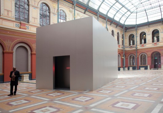 Alfredo Jaar, „Brzmienie ciszy”, 2006, widok instalacji w École des Beaux Arts, Paryż, 2011 (źródło: materiały prasowe organizatora)