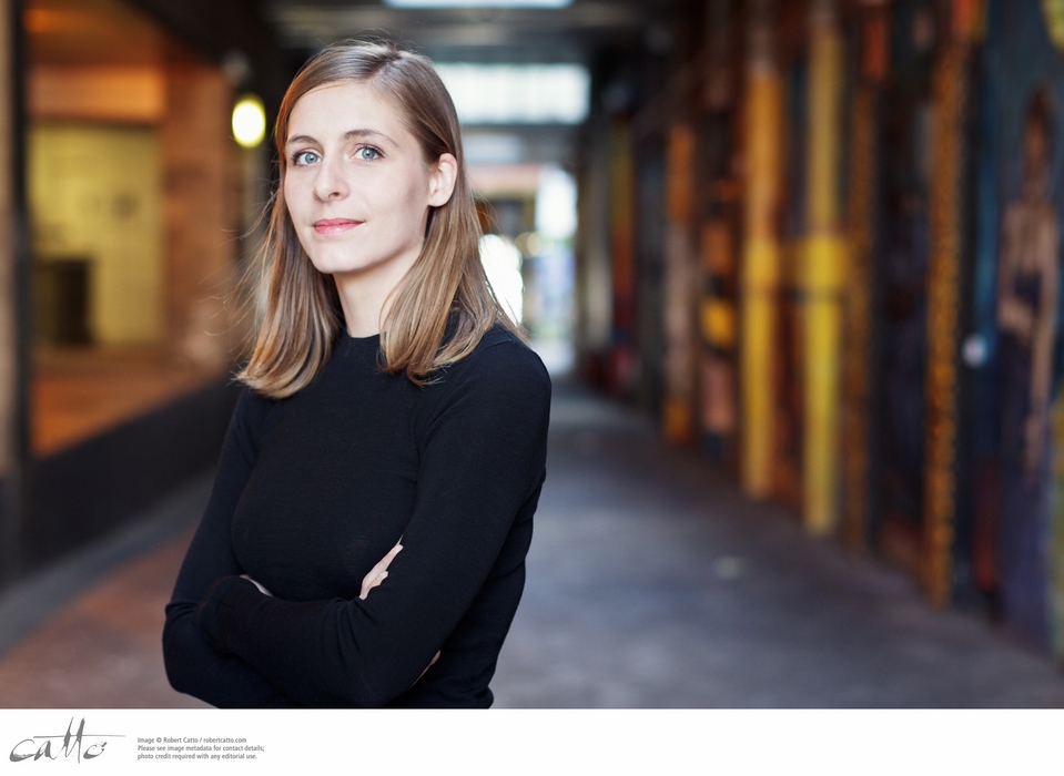 Eleanor Catton, (c) Robert Catto (źródło: materiały prasowe wydawcy)