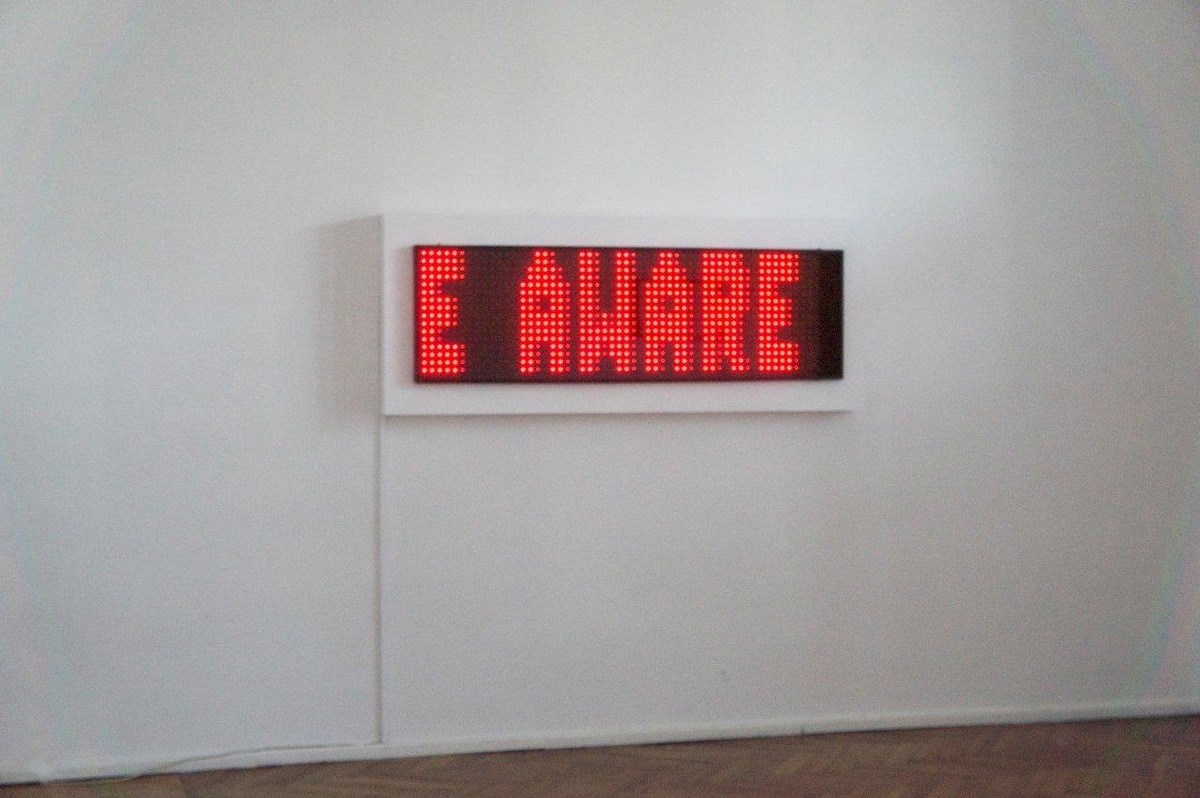 Jarosław Kozłowski, „Gra w czujność” (ujęcie b.), 2004-2014, LED-box, płyta MDF, 70x180cm, Galeria Muzalewska, 2014, fot. Natalia Brandt (źródło: materiały prasowe organizatora)