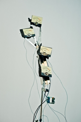 Konrad Smoleński, „Volume Unit”, 2014, music desktop, modulation meters (źródło: materiały prasowe organizatora)