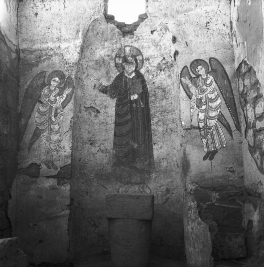 Wschodnia ściana kaplicy (d. baptysterium) z przedstawieniem Chrystusa i listą biskupów Faras (fot. A. Dziewanowski) (źródło: materiały prasowe organizatora)