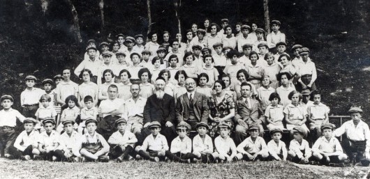 Dawid Kurzmann, Rafał Landau, Anna Feuerstein w otoczeniu dzieci na kolonii letniej , 1939 (źródło: materiały prasowe MHK)