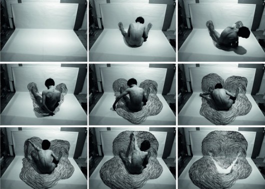 Matej Frank, „Przestrzenie”, druk cyfrowy, cykl fotografii dokumentujący performans, 105 x 150 cm, Nagroda Prezesa Piotra M. Śliwickiego (źródło: materiały prasowe organizatora)