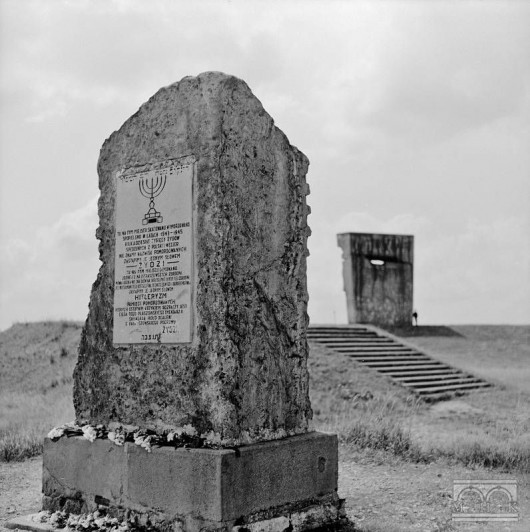 Obelisk upamiętniający polskich i węgierskich Żydów zamordowanych w obozie Płaszów w latach 1943–1945, fot. Henryk Hermanowicz, 2. połowa lat 60. XX w., wł. MHK (źródło: materiały prasowe)