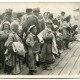 Uchodźcy ze wsi Werchy na Wołyniu oczekujący na załadunek do wagonu kolejowego, 1916. Z kolekcji Tomasza Kuby Kozłowskiego (źródło: materiały prasowe)