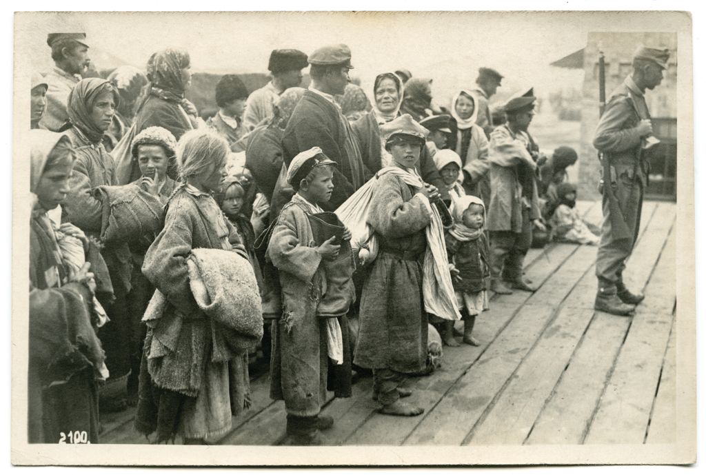 Uchodźcy ze wsi Werchy na Wołyniu oczekujący na załadunek do wagonu kolejowego, 1916. Z kolekcji Tomasza Kuby Kozłowskiego (źródło: materiały prasowe)