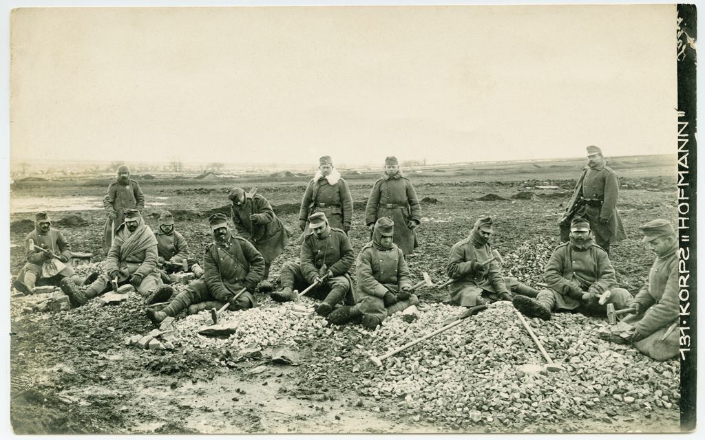 Żołnierze z austro-węgierskiego Korpusu Petera von Hofmanna, tłukący kamienie nad rzeką Strypa na Wołyniu. Z kolekcji Tomasza Kuby Kozłowskiego (źródło: materiały prasowe)