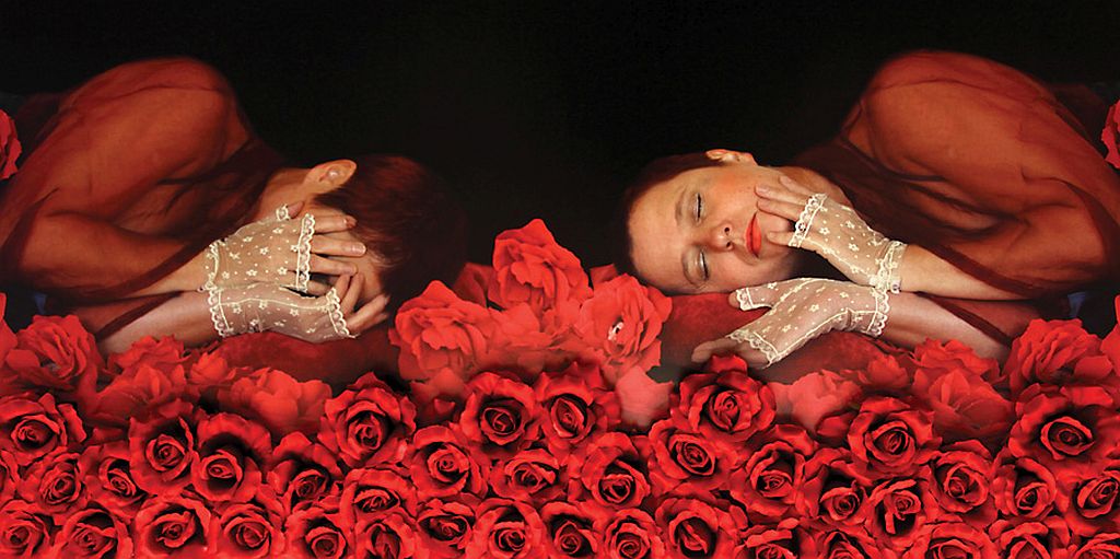 Irena Nawrot, „Autoportret w czerwieniach I”, 2012, fotografia barwna, cyfrowa, sztuczne kwiaty, 140x140 cm, fragment (źródło: materiały prasowe organizatora)