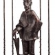 Jaroslav Vonka, „Mężczyzna z parasolką”, fragment kraty drzwi Banku Zachodniego WBK w Przemyślu (źródło: materiały prasowe organizatora)