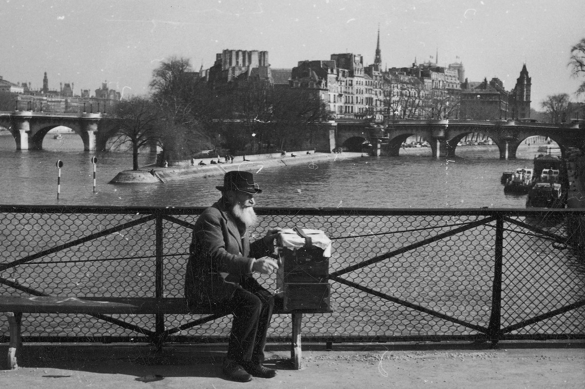 Paryski kataryniarz. Fotografia wykonana przez Jerzego Ficowskiego podczas w czasie podróży do Francji, ok. 1960 r. (źródło: materiały prasowe)