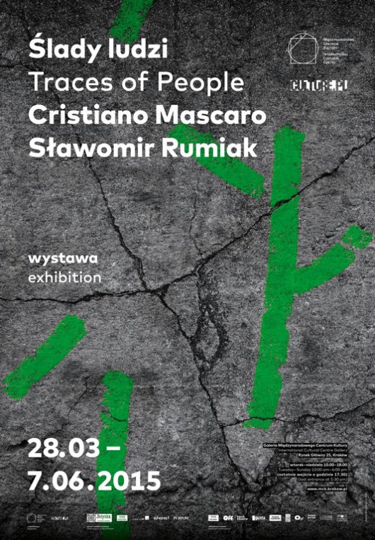 Plakat wystawy „Ślady ludzi. Cristiano Mascaro/ Sławomir Rumiak” (źródło: materiały prasowe organizatora)