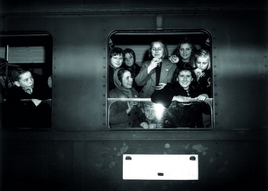 Polskie dzieci w drodze z International D.P. Children’s Center Kloster Indersdorf do domu latem 1946 roku, fot. Vancouver Holocaust Education Centre (źródło: materiały prasowe)