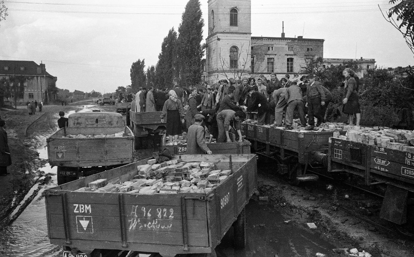 Fot. Adam Feliks Czelny, Ulica Robotnicza, 1948 (źródło: materiały prasowe wydawcy)