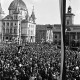 Łódź 1945. Tłumy zgromadzone na placu Wolności. Fot. Stanisław Wajnikonis (źródło: materiały prasowe)
