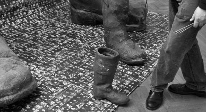 W trakcie przygotowań wystawy „Tropem buta. Od pradziejów do współczesności”, fot. Grzegorz Zabłocki (źródło: materiały prasowe organizatora)