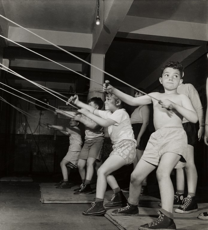 Roman Vishniac „Chłopcy ćwiczący w sali gimnastycznej Jewish Community House of Bensonhurst” Brooklyn, 1949. © Mara Vishniac Kohn (źródło: International Center of Photography)