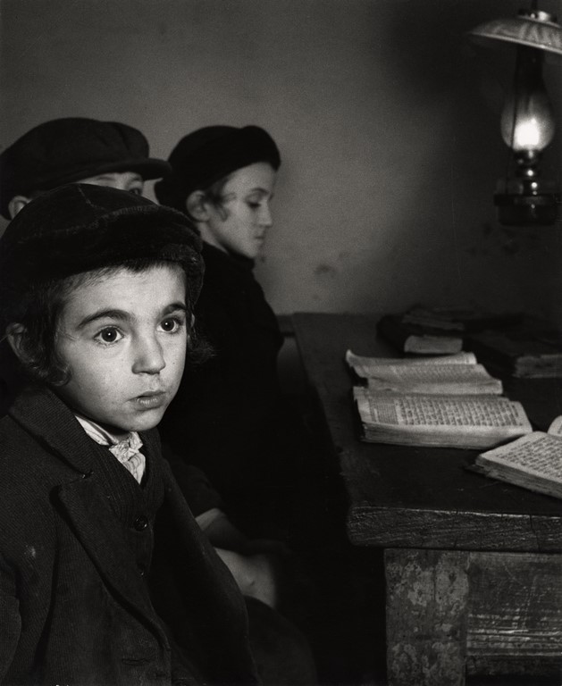 Roman Vishniac „Dawid Eksztajn, lat 7, i jego koledzy z klasy w chederze (żydowskiej szkole podstawowej)” Brody, ok. 1938. © Mara Vishniac Kohn (źródło: International Center of Photography)