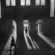 Roman Vishniac „Wnętrze dworca kolejowego Anhalter Bahnhof w pobliżu Potsdamer Platz w Berlinie ” przełom lat 20. i 30. XX wieku. © Mara Vishniac Kohn (źródło: International Center of Photography)