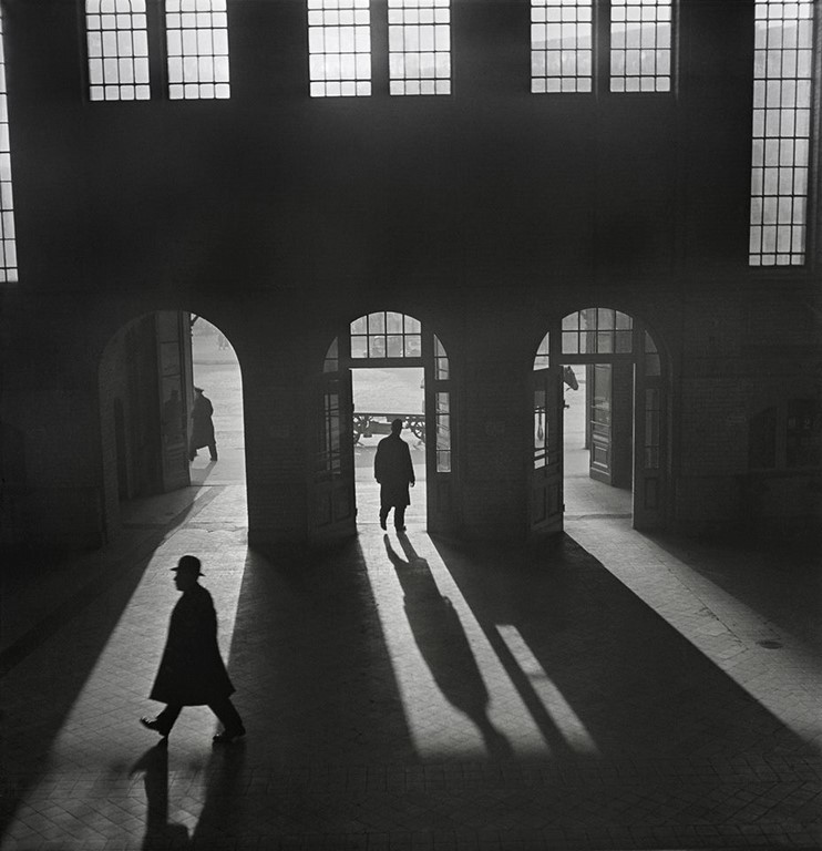 Roman Vishniac „Wnętrze dworca kolejowego Anhalter Bahnhof w pobliżu Potsdamer Platz w Berlinie ” przełom lat 20. i 30. XX wieku. © Mara Vishniac Kohn (źródło: International Center of Photography)