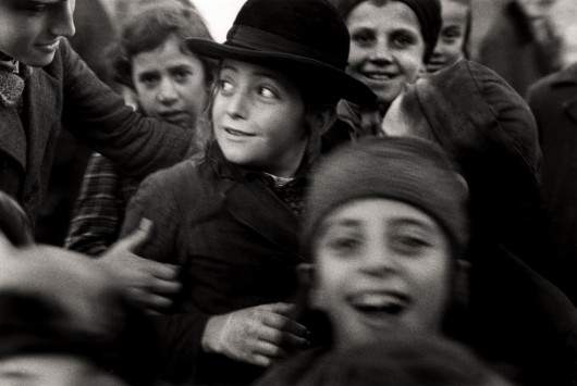 Roman Vishniac „Dzieci w szkole żydowskiej” Mukaczewo, ok. 1935-1938. © Mara Vishniac Kohn (źródło: International Center of Photography)