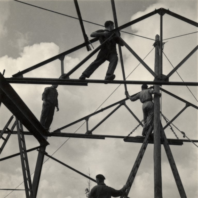 Roman Vishniac „Młodzi syjoniści budują szkołę i odlewnię, ucząc się technik konstrukcyjnych, Werkdorp Nieuwesluis, Wieringermeer ” Holandia, 1939. © Mara Vishniac Kohn (źródło: International Center of Photography)