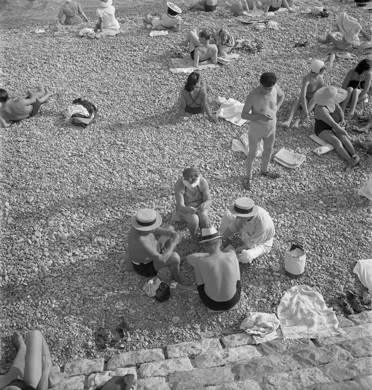 Roman Vishniac „Popołudniowi plażowicze” Nicea, ok. 1939. © Mara Vishniac Kohn (źródło: International Center of Photography)