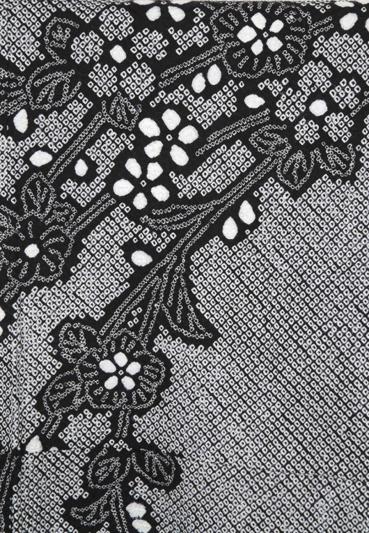 Motyw gałązki kwitnącej śliwy z kimono „furisode” farbowanego techniką „shibori”, jedwab, Japonia, XX w., ze zbiorów Muzeum Manggha, fot. Światosław Lenartowicz / STUDIO ST (źródło: materiały prasowe)