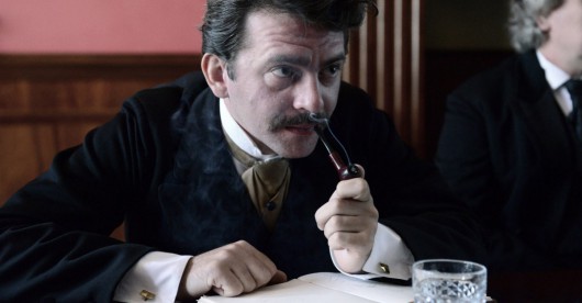 Piotr Głowacki w filmie „Maria Curie”, fot. Grzegorz Hartfiel (źródło: materiały prasowe dystrybutora)