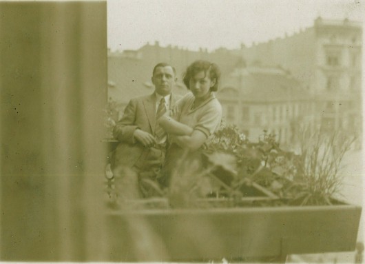 Zofia Hertz z kolegą Stanisławem Wyznikiewiczem na balkonie kamienicy przy Placu Wolności 2 w Łodzi, 1932 r., fot. z archiwum Anny Olszewskiej (źródło: materiały prasowe)